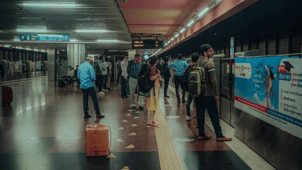 men-play-teen-patti-in-jam-packed-delhi-metro-coach-internet-says-only-in-india-viral-video